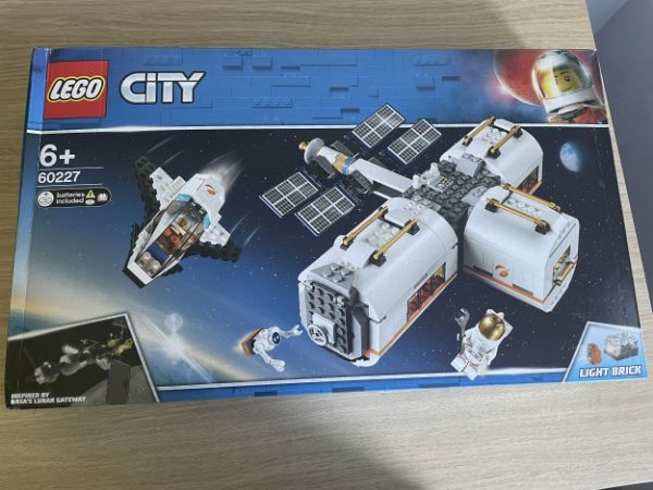 LEGO City 60227 Ruimtestation op de maan- BESCH