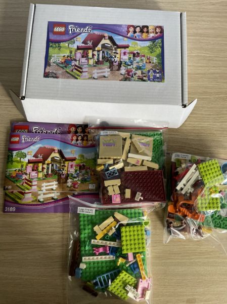 Afbeeldingen van LEGO Friends 3189 Heartlake paardenstallen