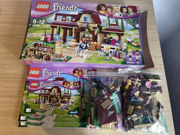 Afbeeldingen van LEGO Friends 41126 Heartlake paardrijclub