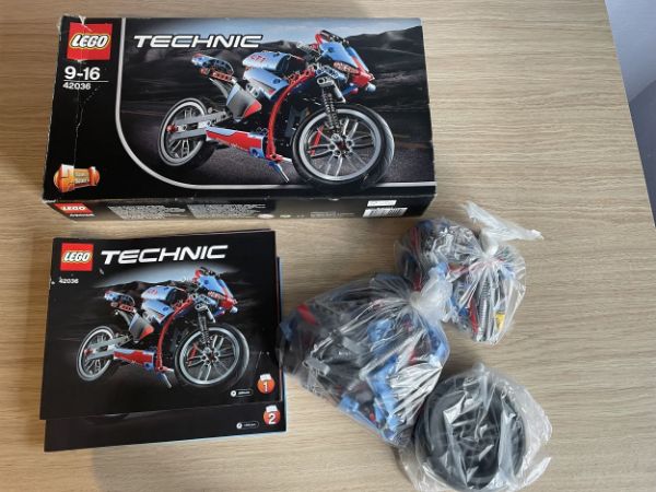 Afbeeldingen van LEGO Technic 42036 Straatmotor