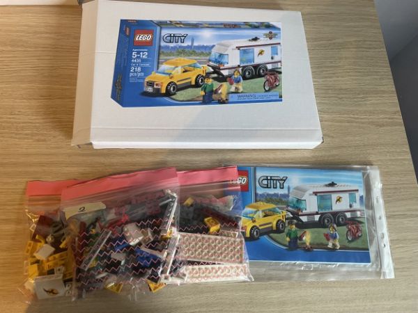 Afbeeldingen van LEGO City 4435 Auto met Caravan