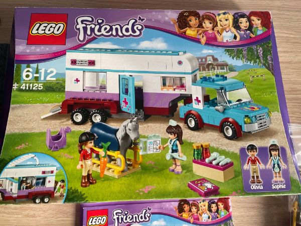 Afbeeldingen van LEGO Friends 41125 Paardendokter trailer