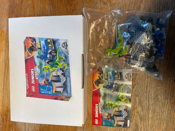 Afbeeldingen van LEGO Juniors Jurassic World 10757 Raptor Reddingsauto